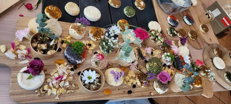 Confection de plateaux de fromages, Comberouger, Gaec de l’Elanion