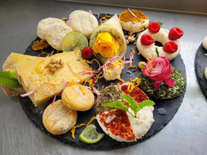 Confection de plateaux de fromages, Comberouger, Gaec de l’Elanion