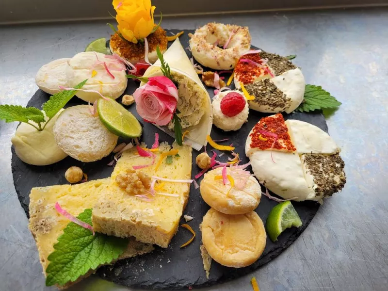 Confection de plateaux de fromages, Comberouger, Gaec de l’Elanion