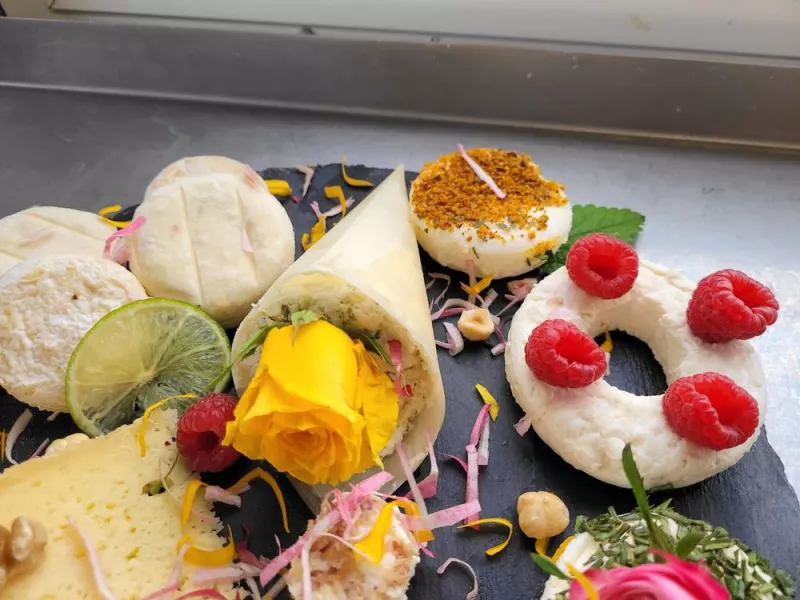 Confection de plateaux de fromages, Comberouger, Gaec de l’Elanion
