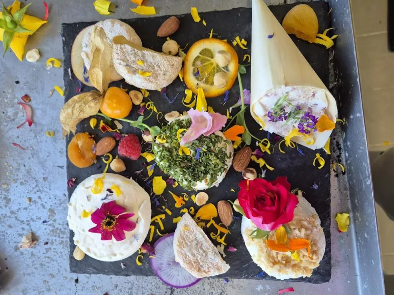 Confection de plateaux de fromages, Comberouger, Gaec de l’Elanion