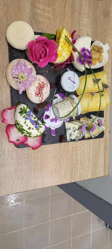 Confection de plateaux de fromages, Comberouger, Gaec de l’Elanion
