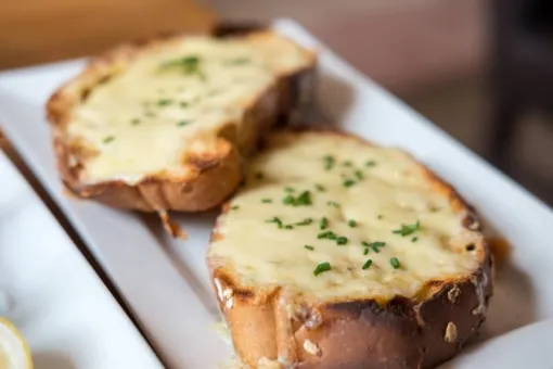 Recette tartine de crémeux sur lit de mâche, Comberouger, Gaec de l’Elanion