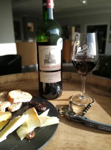 Dégustez nos fromages de vache avec un verre de vin, Comberouger, Gaec de l’Elanion